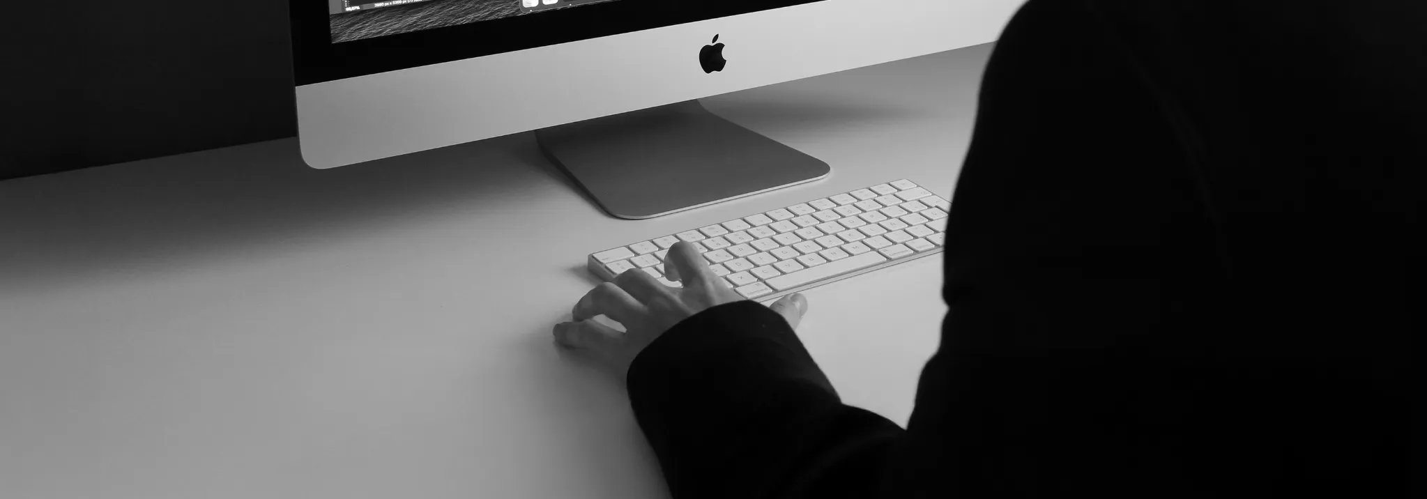 Espacio de trabajo frente a un iMac
